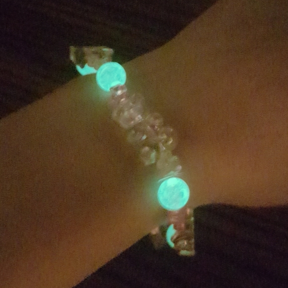 🐻 Pink Gummy Bear Glow Bracelet - Picture 6 of 6